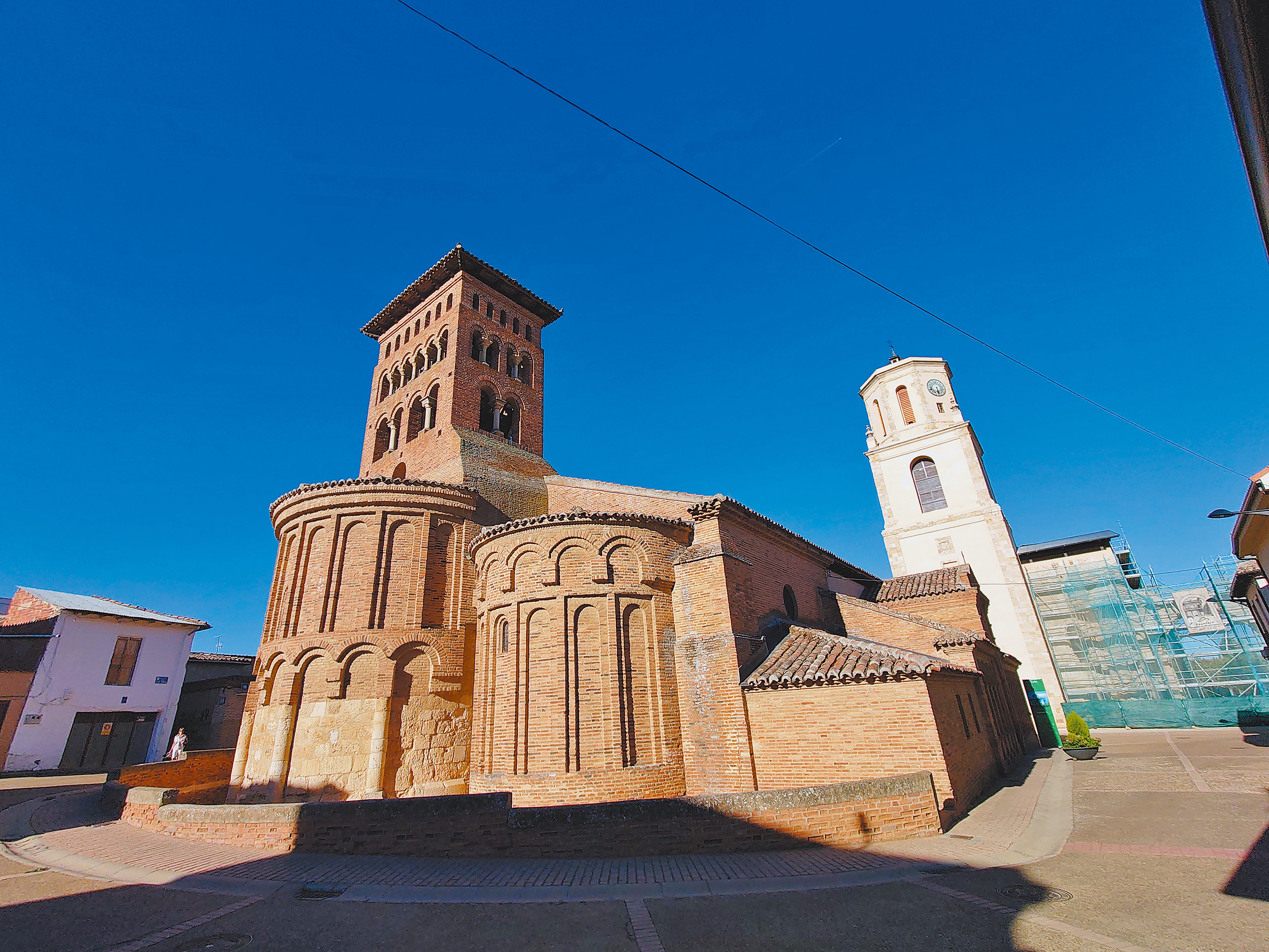 建於12世紀，很有伊斯蘭清真寺風格的San Tirso教堂。（圖／江堅誠牧師提供）